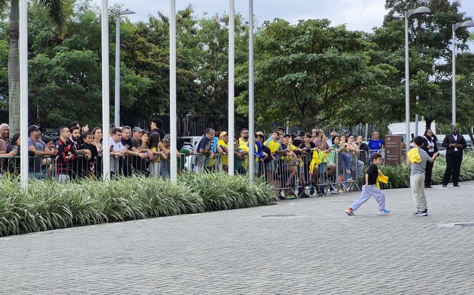 Torcedores aguardam a chegada dos jogadores da Seleção Brasileira ao hotel