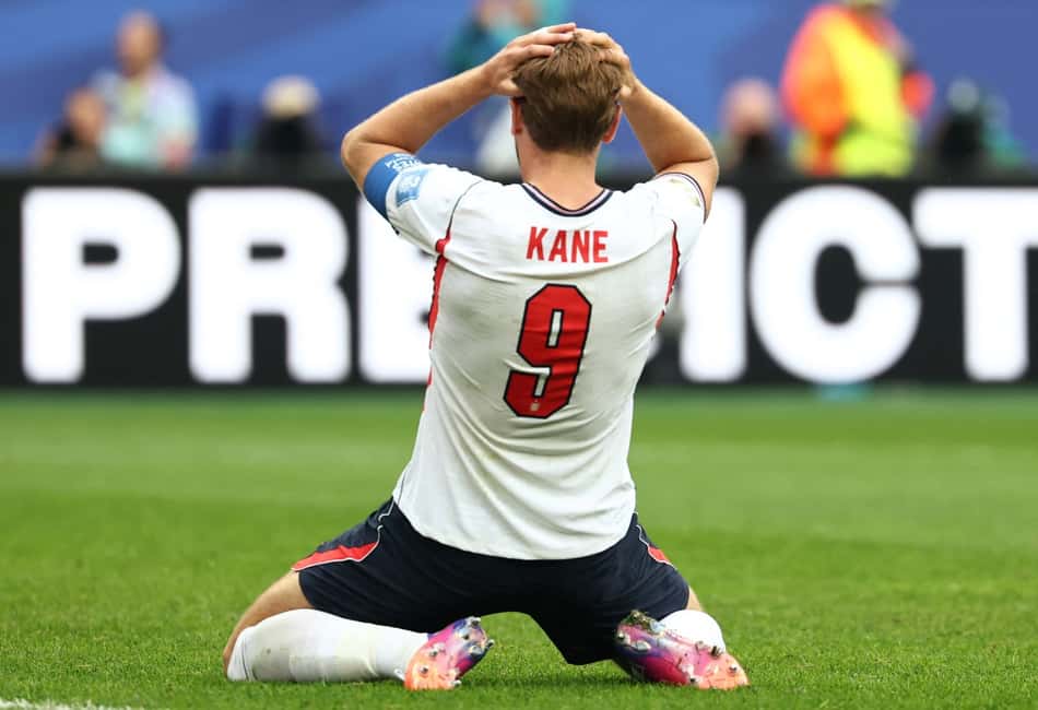 A frustração de Harry Kane após perder ótima chance contra Gana