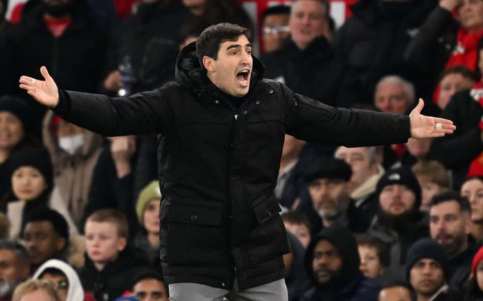 o técnico espanhol Andoni Iraola de braços abertos durante passagem pelo Bournemouth