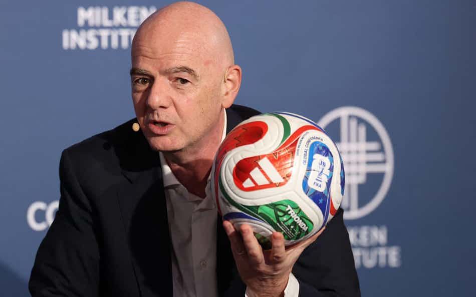 Gianni Infantino, presidente da FIFA, discursa na Conferência Global do Milken Institute em Beverly Hills, Califórnia. (Foto: Patrick T. Fallon/AFP)