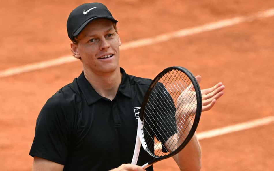 Jannik Sinner comemora vitória na semifinal do Aberto de Roma (Foto: ANDREAS SOLARO / AFP)