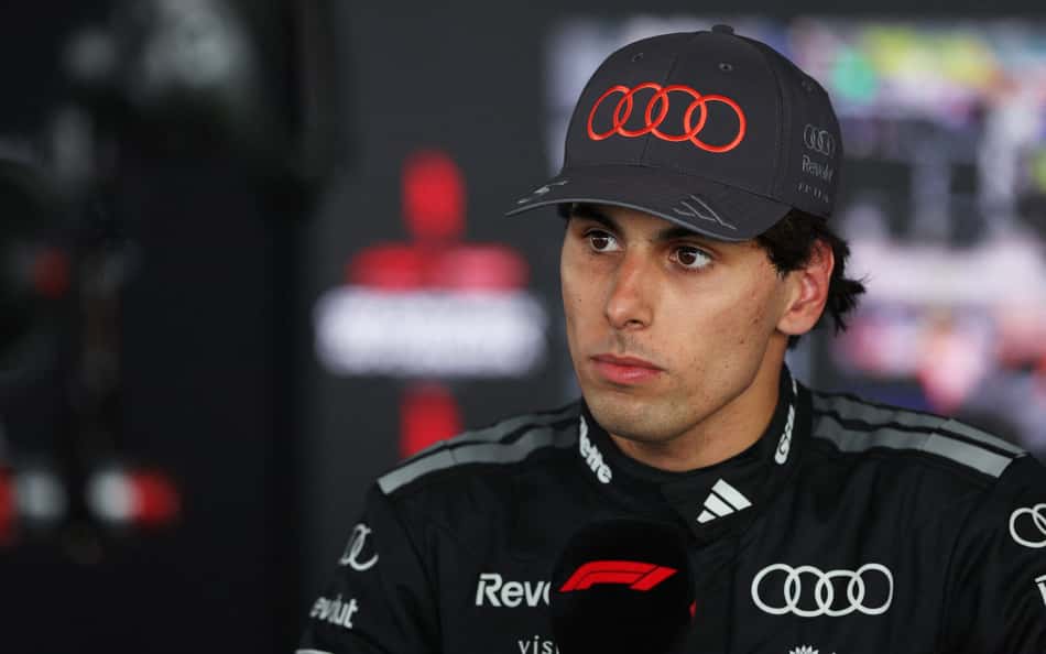 O brasileiro Gabriel Bortoleto, 13º colocado no treino de classificação e piloto da Audi F1 Team, é entrevistado após a sessão qualificatória antes do Grande Prêmio do Canadá de Fórmula 1 no Circuito Gilles-Villeneuve, em Montreal, Quebec (Foto: Peter Fox / Getty Images via Afp)
