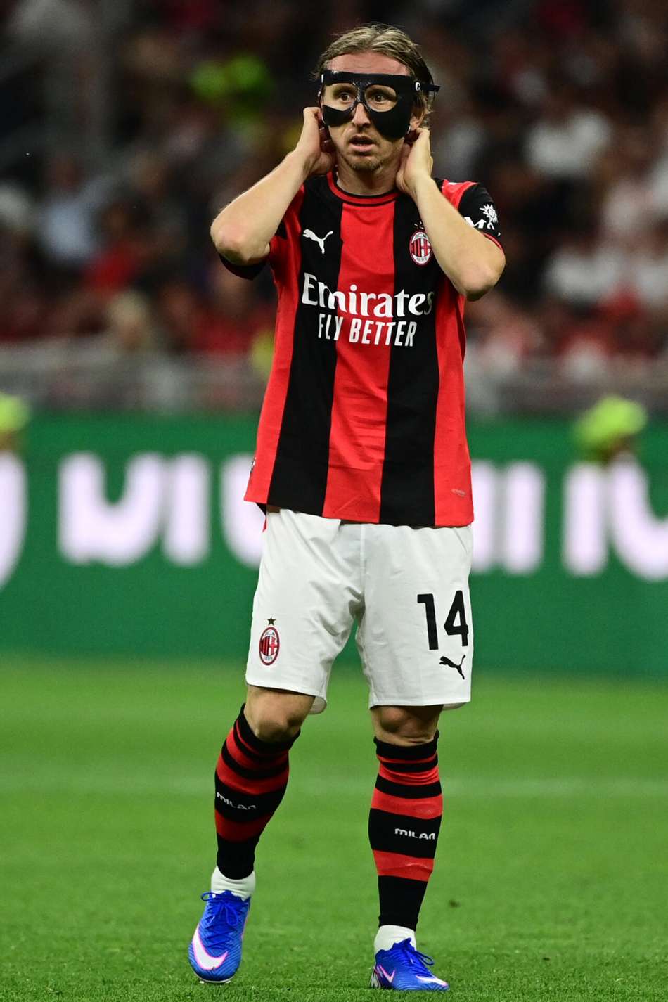 O meio-campista croata do Milan, Luka Modric, ajusta a máscara facial durante a partida do Campeonato Italiano entre Milan e Cagliari (Foto: Piero Cruciatti / AFP) cROÁCIA