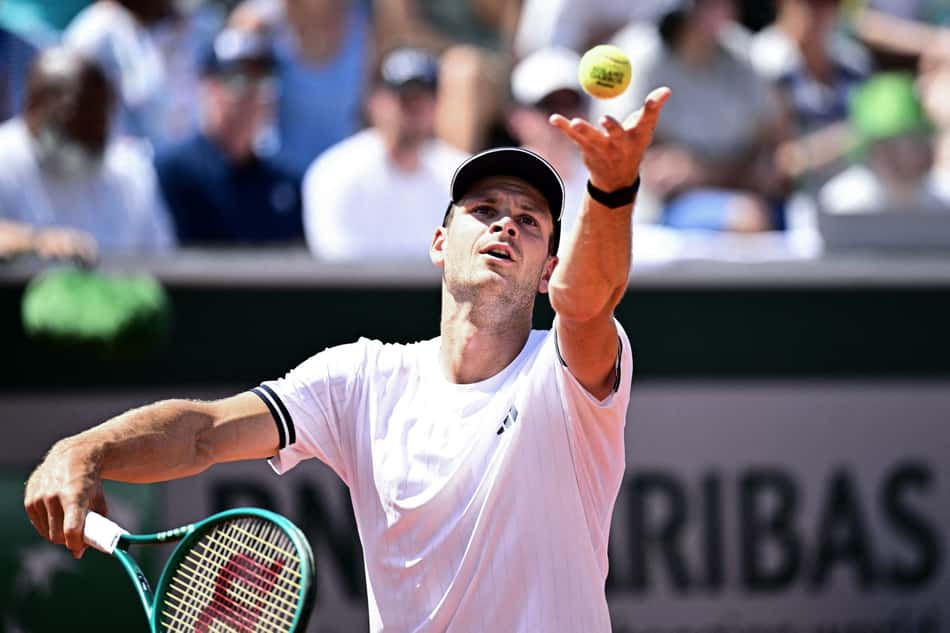 O polonês Hubert Hurkacz saca na derrota para o americano Frances Tiafoe (Foto: JULIEN DE ROSA / AFP)