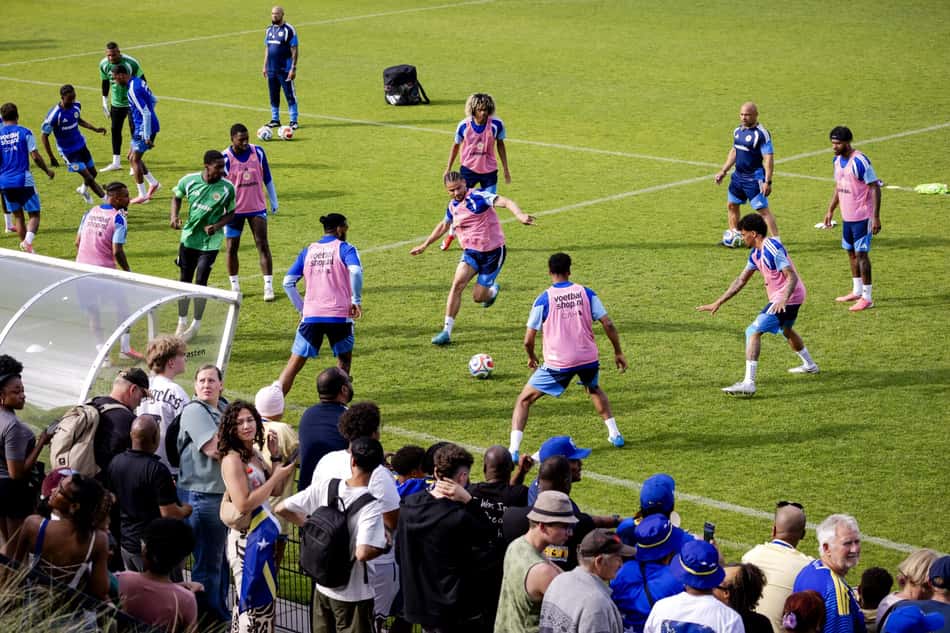 Jogadores de Curaçao: elenco montado para a Copa do Mundo quase em sua totalidade com atletas nascidos e moldados no futebol holandês (Foto: Robin van Lonkhuijsen / AFP)