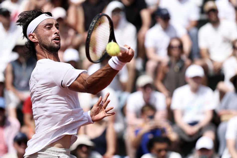 O argentino Thiago Agustin na partida contra o espanhol Pablo Carreno Busta em Roland Garros (Photo by Anne-Christine POUJOULAT / AFP)