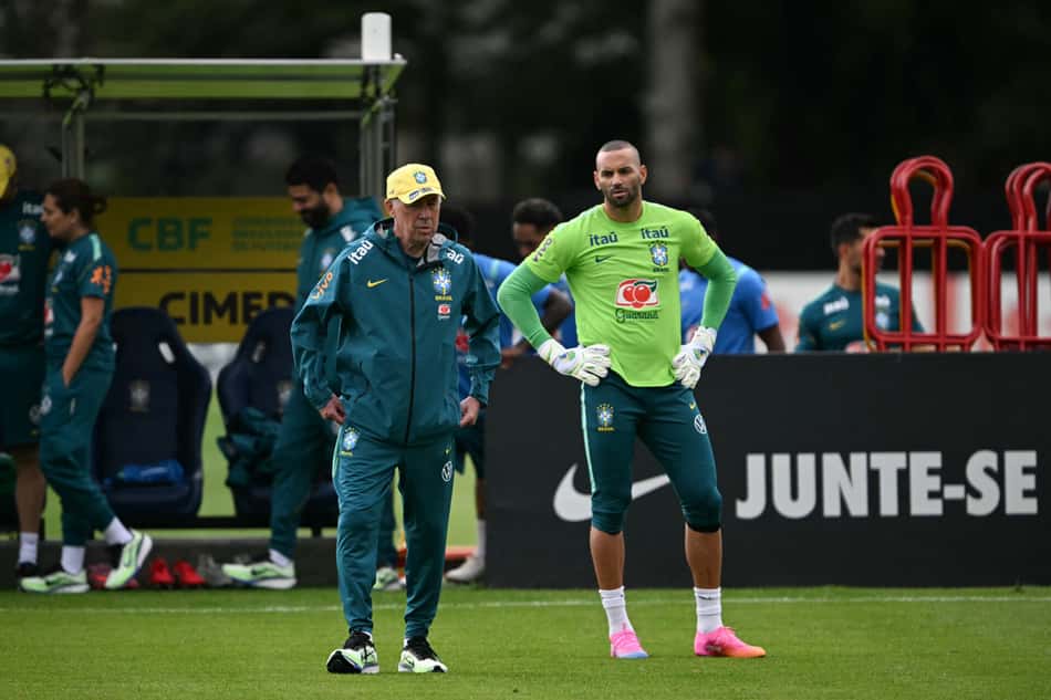 Weverton com Ancelotti no treino do Brasil