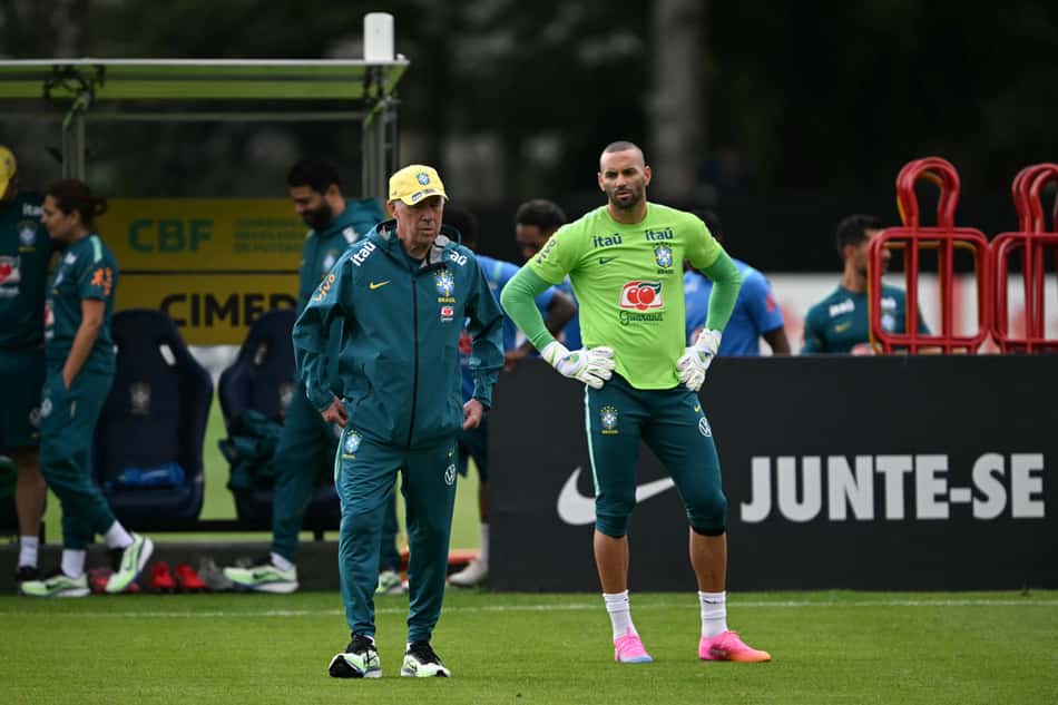 Weverton com Ancelotti no treino do Brasil