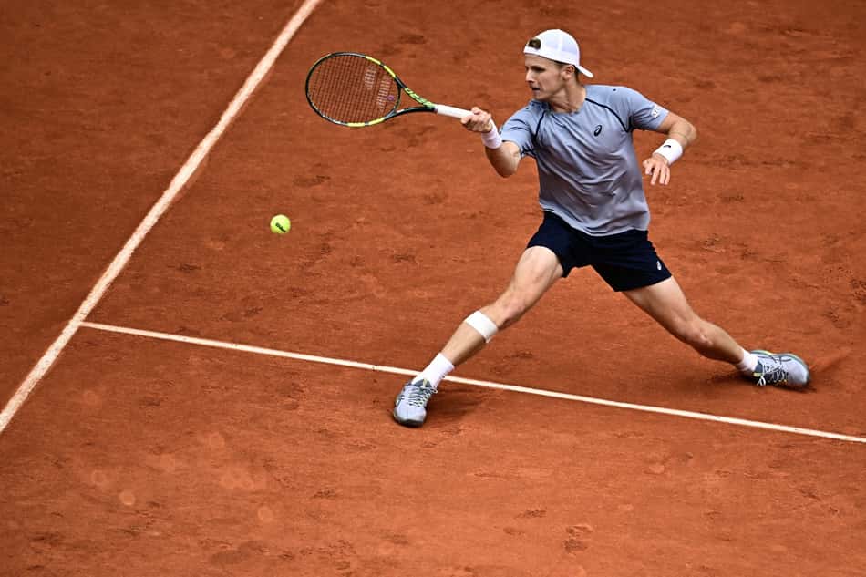 O holandês Jesper de Jong na derrota para o alemão Alexander Zverev (Foto: JULIEN DE ROSA / AFP)