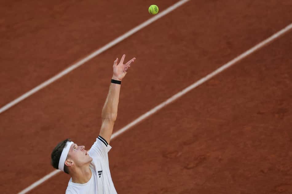 O tcheco Jakub Mensik na vitória sobre o russo Andrey Rublev em Roland Garros (Foto: Thomas SAMSON / AFP)