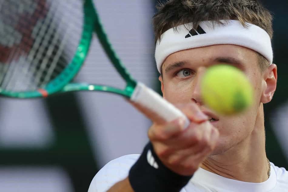 O tcheco Jakub Mensik na vitória sobre o russo Andrey Rublev em Roland Garros (Foto: Thomas SAMSON / AFP)
