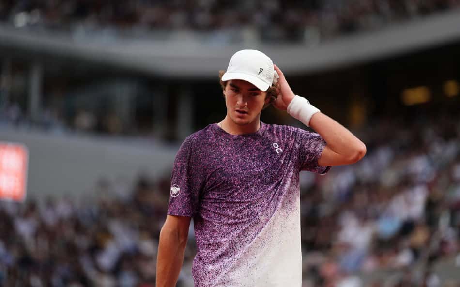 João Fonseca sofre na grama e cai na estreia do ATP de Halle