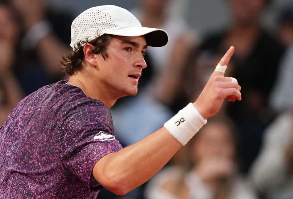 João Fonseca na vitória sobre o norueguês Casper Ruud em Roland Garros (Foto: Dimitar DILKOFF / AFP)