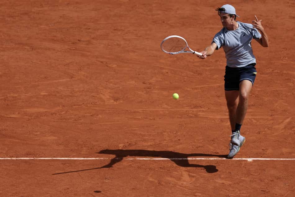 O americano Zachary Svajda na derrota para o italiano Flavio Cobolli em Roland Garros (Foto: Thomas SAMSON / AFP)