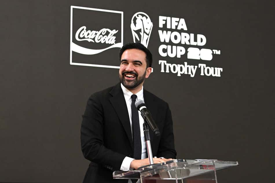 O prefeito de Nova York, Zohran Mamdani, discursando durante a turnê do troféu da Copa do Mundo da Fifa, na cidade de Nova York. (Foto: Bryan Bedder / GETTY IMAGES NORTH AMERICA / Getty Images via AFP)
