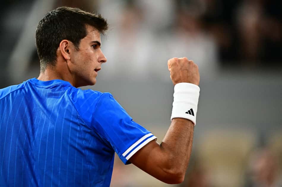 O espanhol Rafael Jódar reage a um ponto contra o alemão Alexander Zverev durante a partida de quartas de final de simples masculina no décimo dia do torneio de tênis de Roland Garros, na quadra Philippe-Chatrier, em Paris (Foto: Julien de Rosa / Afp)