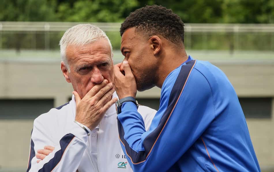 Mbappé e Didier Deschamps durante preparação da seleção francesa para a Copa do Mundo (Foto: Thomas Padilla / POOL / AFP)