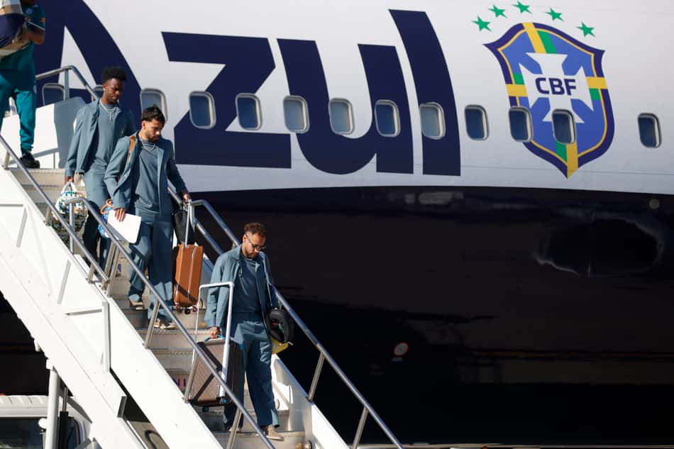 (L/R) Brazil's forward Vinicius Junior, midfielder Lucas Paqueta, and forward Neymar step off the plane as team Brazil arrives at Newark Liberty International Airport (EWR) in Newark, New Jersey on June 2, 2026 ahead of the FIFA World Cup. (Photo by Leonardo MUNOZ / AFP)