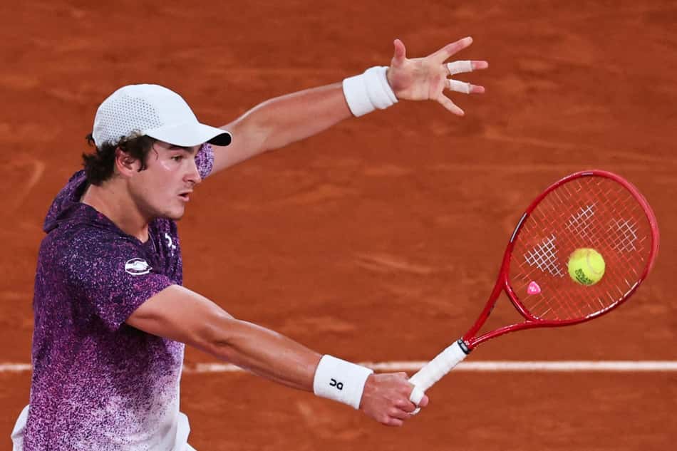João Fonseca na partida contra o tcheco Jakub Mensik (Photo by Anne-Christine POUJOULAT / AFP)