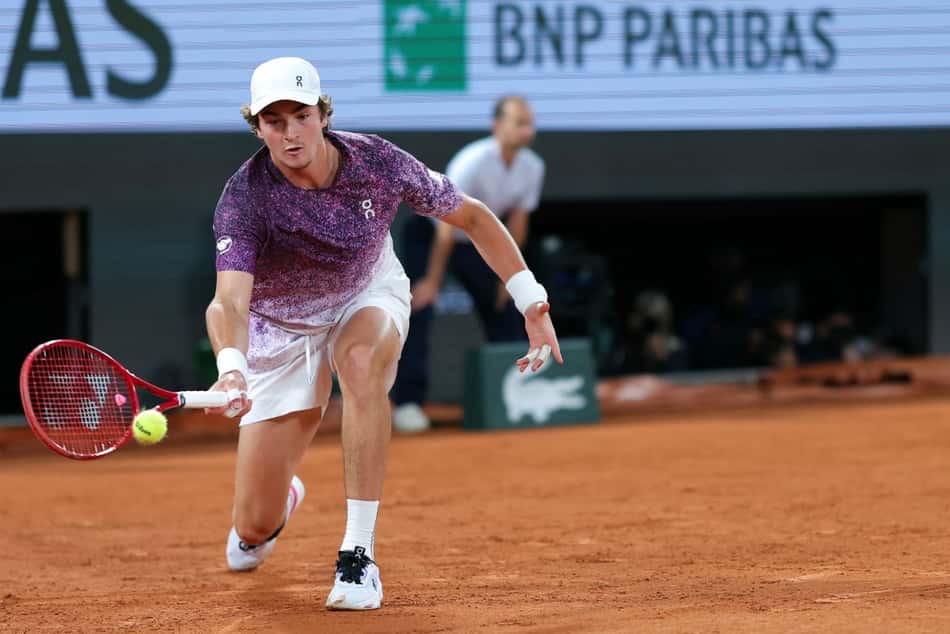 João Fonseca nas quartar de final contra o tcheco Jakub Mensik em Roland Garros (Foto: Thomas SAMSON / AFP)
