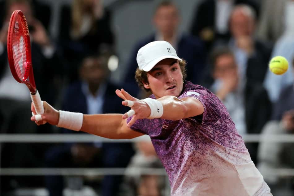 João Fonseca na derrota para o tcheco Jakub Mensik em Roland Garros (Foto: Thomas SAMSON / AFP)