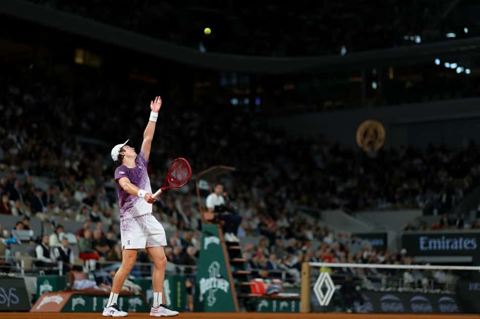 João Fonseca saca na derrota para o tcheco Jakub Mensik em Roland Garros (Foto: Thomas SAMSON / AFP)