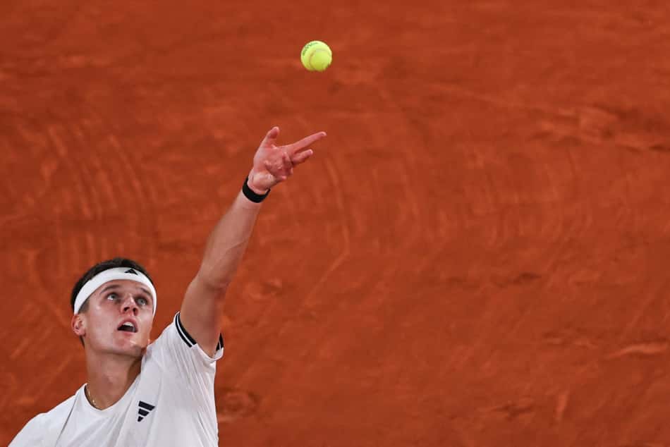 O tcheco Jakub Mensik saca na partida cotnra João Fonseca em Roland Garros (Foto: Anne-Christine POUJOULAT / AFP)