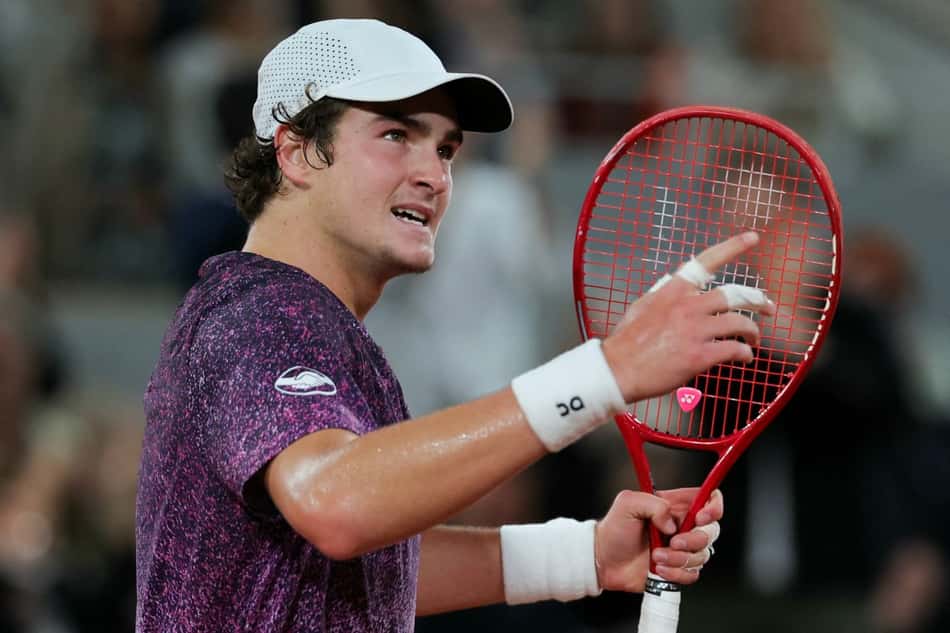João Fonseca gesticula na derrota para o tcheco Jakub Mensik em Roland Garros (Foto: Thomas SAMSON / AFP)