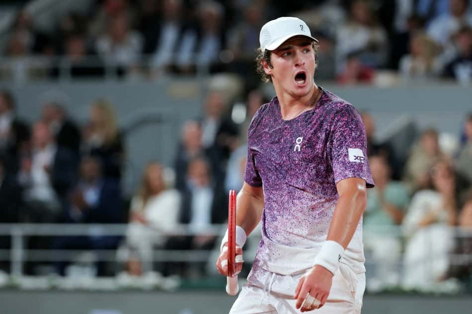 João Fonseca comemora ponto na derrota para o tcheco Jakub Mensik em Roland Garros (Foto: Thomas SAMSON / AFP)