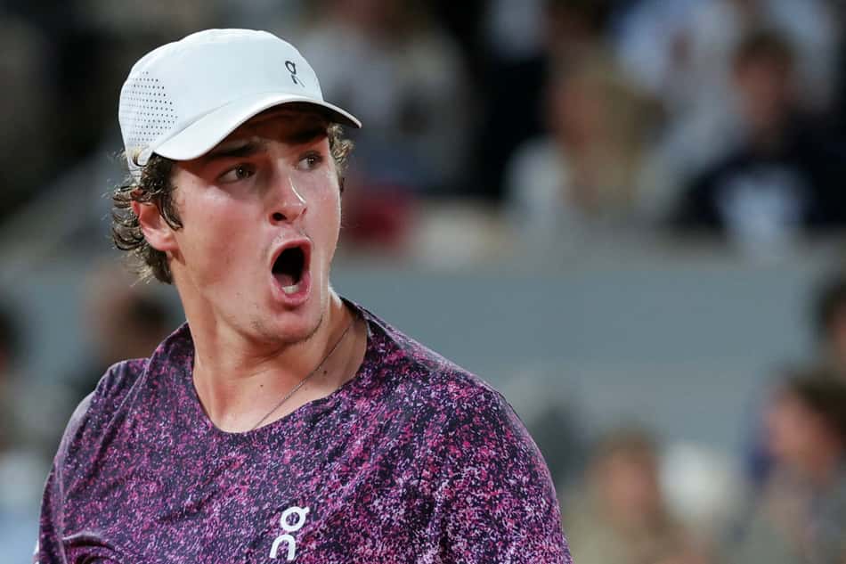 O brasileiro João Fonseca reage após um ponto em partida contra o tcheco Jakub Mensik pelas quartas de final de simples masculina no décimo dia do torneio de tênis de Roland Garros, na quadra Philippe-Chatrier, em Paris (Foto: Thomas Samson / Afp)