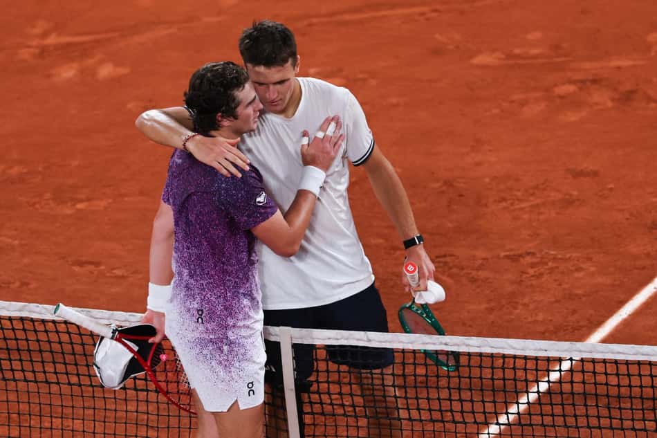 Jakub Mensik abraça João Fonseca após a vitória em Roland Garros