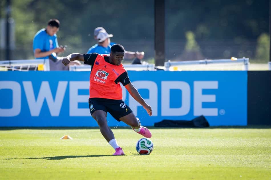 Endrick durante treino para amistoso da Seleção Brasileira contra o Egito, no próximo sábado (6) (Foto: ra L. Black/Getty Images/AFP (Photo by Ira L. Black / GETTY IMAGES NORTH AMERICA / Getty Images via AFP)
