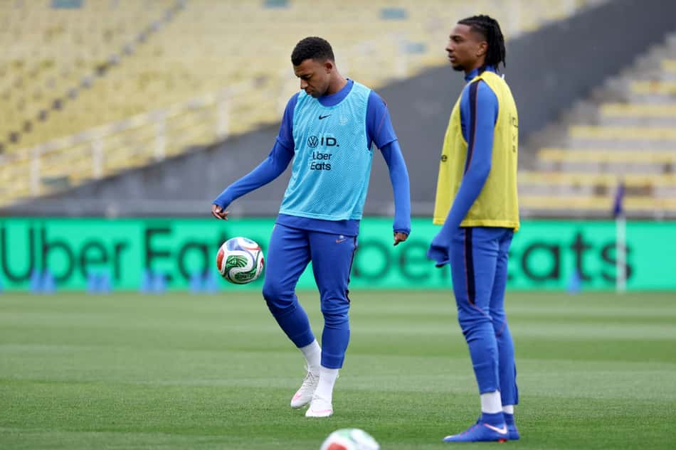 Mbappé e Olise no treino da França (Foto: FRANCK FIFE / AFP)