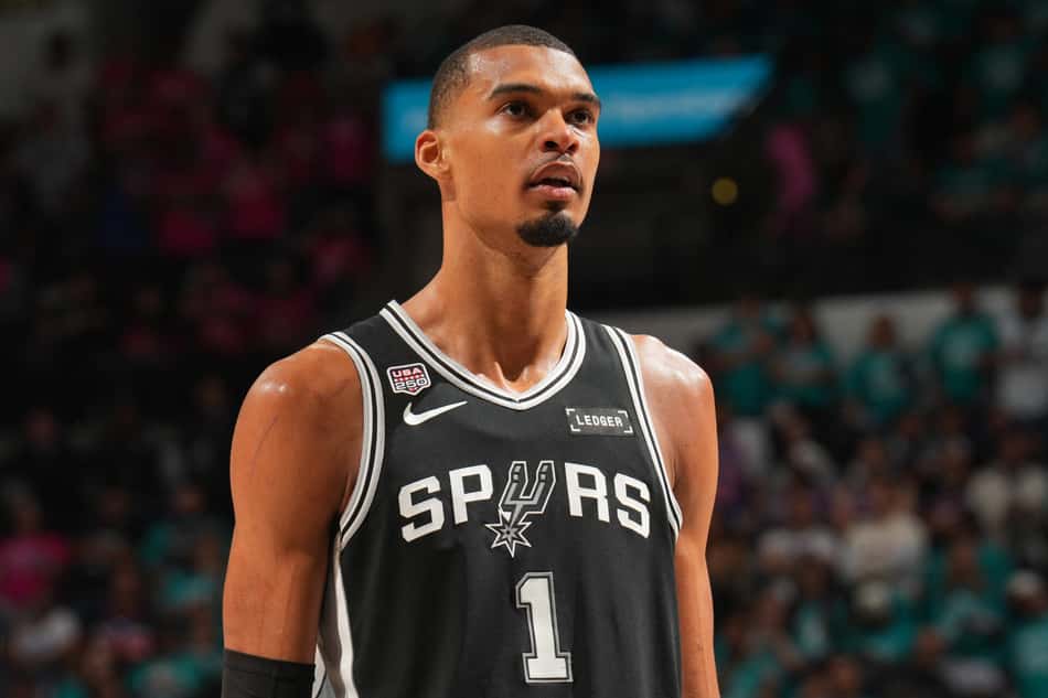Victor Wembanyama, do San Antonio Spurs, observa o jogo durante o Jogo 1 das Finais da NBA de 2026 contra o New York Knicks no Frost Bank Center, em San Antonio, Texas (Foto: Jesse D. Garrabrant / NBAE via Getty Images / Afp)