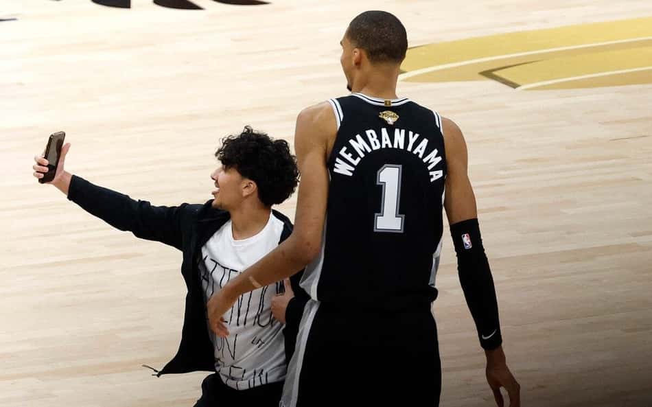 NBA: Torcedor é banido para o resto da vida após selfie com Wembanyama