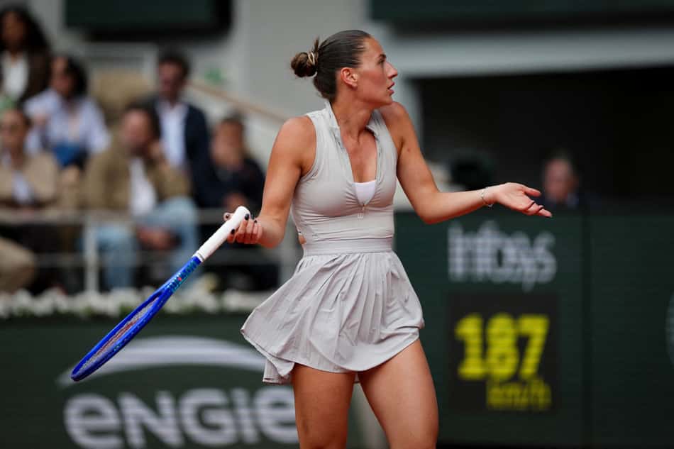 A frustração de Marta Kostyuk na derrota para a russa Mirra Andreeva em Roland Garros (Foto: Dimitar DILKOFF / AFP)