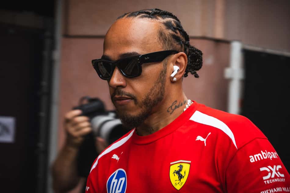 De óculos escuros, Lewis Hamilton caminha pelo paddock antes do GP de Mônaco da F1