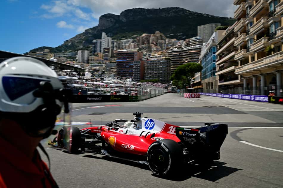 O piloto monegasco da Ferrari, Charles Leclerc, participa do primeiro treino livre no circuito de rua de Mônaco, antes do Grande Prêmio de Mônaco de Fórmula 1 (Foto: Andrej Isakovic / Afp)