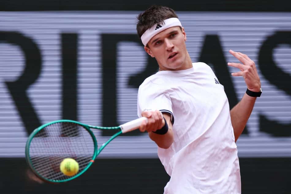 O tcheco Jakub Mensik na partida contra o alemão Alexander Zverev em Roland Garros (Foto: Alain JOCARD / AFP)