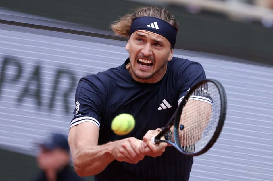O alemão Alexander Zverev devolve de backhand na partida contra o tcheco Jakub Mensik em Roland Garros