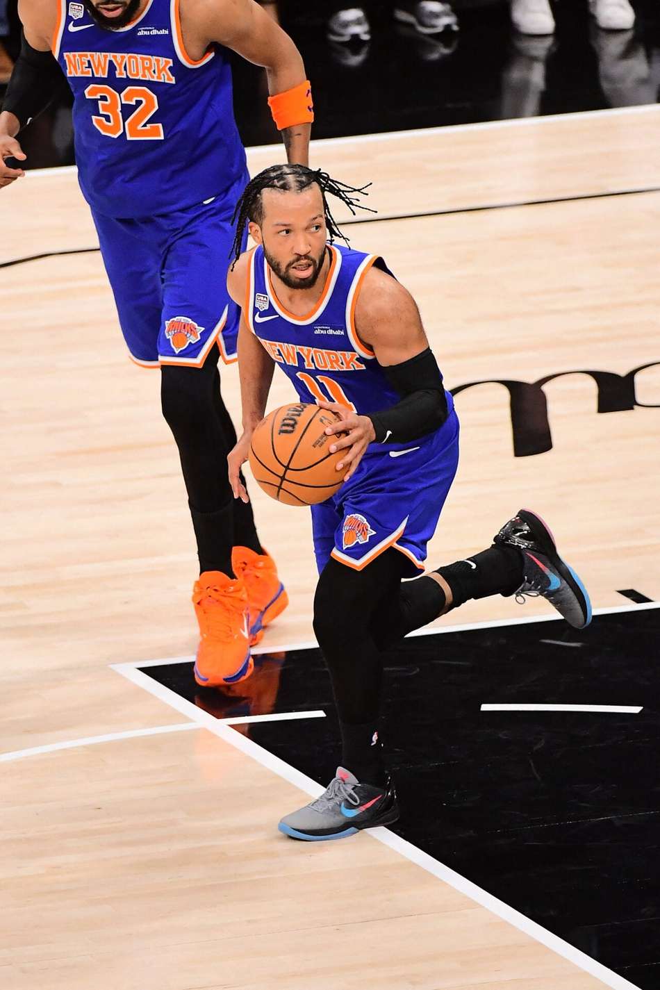 Jalen Brunson, dos Knicks, conduz a bola no jogo 2 das finais da NBA contra os Spurs (Foto: Foto por ADAM PANTOZZI / NBAE / GETTY IMAGES)