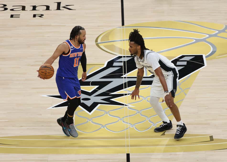 Jalen Brunson, dos Knicks, é marcado por Stephon Castle, dos Spurs, no jogo 2 das finais da NBA (Foto: Foto por JOE MURPHY / NBAE / GETTY IMAGES)