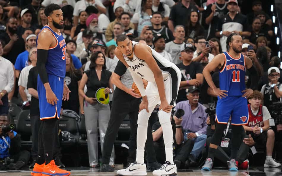 Wembanyama, dos Spurs, ao lado de Karl Anthony-Towns e Jalen Brunson, dos Knicks, no jogo 2 das finais da NBA (Foto: Foto por JESSE D. GARRABRANT / NBAE / GETTY IMAGES)
