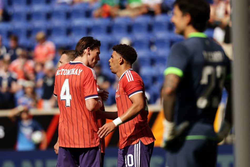 Jogadores da Escócia conversando em campo