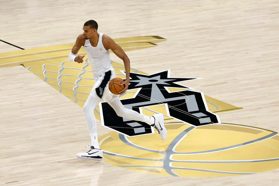 Victor Wembanyama, dos Spurs, aquece sozinho em quadra antes do jogo 2 das finais da NBA (Foto: Foto por RONALD CORTES / GETTY IMAGES)
