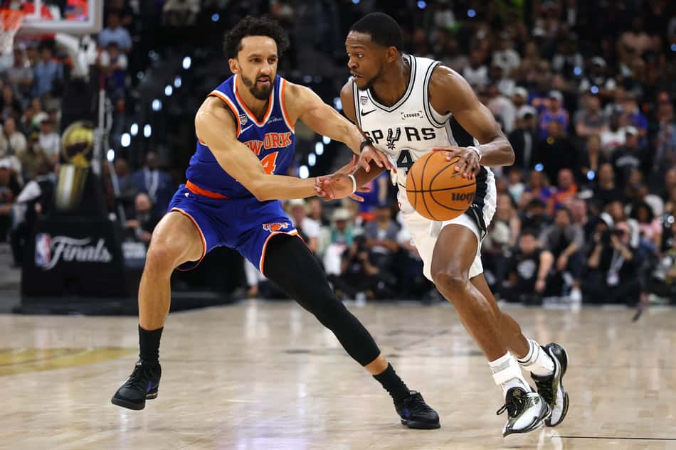 De'Aaron Fox, dos Spurs, é marcado por Landry Shamet, dos Knicks, no jogo 2 das finais da NBA (Foto: Foto por GREGORY SHAMUS / GETTY IMAGES)