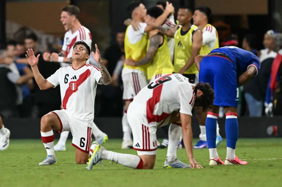 Jesus Prettel comemora vitória do Peru sobre o Haiti (Foto: CHANDAN KHANNA / AFP)