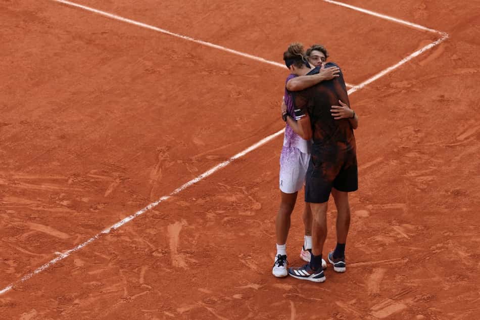 O italiano Flávio Cobolli abraça o alemão Alexander Zverev após a final em Roland Garros (Foto: Thomas SAMSON / AFP)