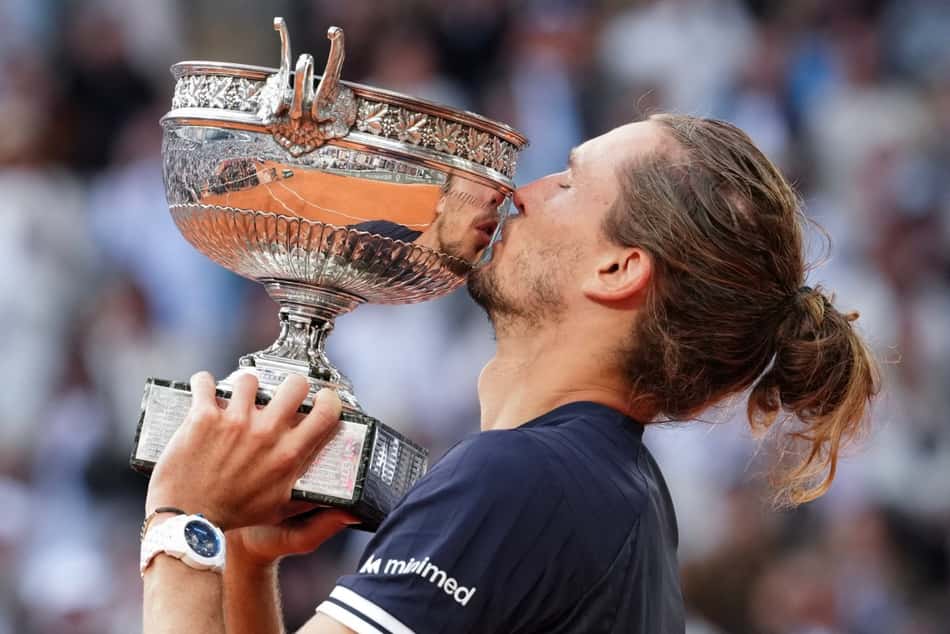 Alexander Zverev beija o troféu de Roland Garros-2026