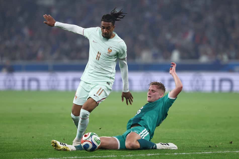 Olise em ação pela França (Foto: FRANCK FIFE / AFP)